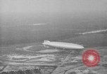 Standbild Luftschiff Hindenburg crash and burn Lakehurst New Jersey USA, 1937, aus Sekunde 61 historischem Filmmaterial Videoclip 65675051399