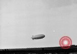 Standbild Luftschiff Hindenburg crash and burn Lakehurst New Jersey USA, 1937, aus Sekunde 62 historischem Filmmaterial Videoclip 65675051399