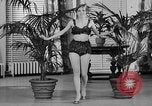 Immagine di Sfilata di moda Chicago Illinois USA, 1937, secondo 33 filmato di repertorio 65675051413