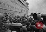 Immagine di Soldati americani che arrivano in Inghilterra durante la seconda guerra mondiale Regno Unito, 1944, secondo 40 filmato di repertorio 65675051438