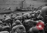 Immagine di Soldati americani che arrivano in Inghilterra durante la seconda guerra mondiale Regno Unito, 1944, secondo 47 filmato di repertorio 65675051438