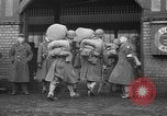 Immagine di Donne americane dell'esercito di corpo ausiliario (WAAC) Regno Unito, 1943, secondo 16 filmato di repertorio 65675051440