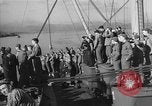 Immagine di Truppe americane a navi che arrivano in inglese acque dopo la traversata dell'Atlantico Regno Unito, 1944, secondo 12 filmato di repertorio 65675051448