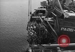 Immagine di Truppe americane a navi che arrivano in inglese acque dopo la traversata dell'Atlantico Regno Unito, 1944, secondo 18 filmato di repertorio 65675051448