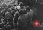 Immagine di Truppe americane a navi che arrivano in inglese acque dopo la traversata dell'Atlantico Regno Unito, 1944, secondo 22 filmato di repertorio 65675051448