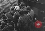 Immagine di Truppe americane a navi che arrivano in inglese acque dopo la traversata dell'Atlantico Regno Unito, 1944, secondo 24 filmato di repertorio 65675051448