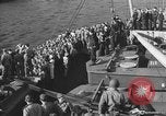 Immagine di Truppe americane a navi che arrivano in inglese acque dopo la traversata dell'Atlantico Regno Unito, 1944, secondo 26 filmato di repertorio 65675051448