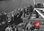 Immagine di Truppe americane a navi che arrivano in inglese acque dopo la traversata dell'Atlantico Regno Unito, 1944, secondo 29 filmato di repertorio 65675051448