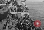 Immagine di Truppe americane a navi che arrivano in inglese acque dopo la traversata dell'Atlantico Regno Unito, 1944, secondo 34 filmato di repertorio 65675051448