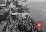 Immagine di Truppe americane a navi che arrivano in inglese acque dopo la traversata dell'Atlantico Regno Unito, 1944, secondo 35 filmato di repertorio 65675051448
