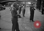 Standbild Nachrichten über die alliierte Invasion in der Normandie United States USA, 1944, aus Sekunde 11 historischem Filmmaterial Videoclip 65675051456