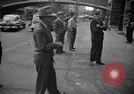 Standbild Nachrichten über die alliierte Invasion in der Normandie United States USA, 1944, aus Sekunde 15 historischem Filmmaterial Videoclip 65675051456
