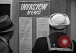 Standbild Nachrichten über die alliierte Invasion in der Normandie United States USA, 1944, aus Sekunde 16 historischem Filmmaterial Videoclip 65675051456