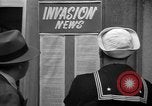Standbild Nachrichten über die alliierte Invasion in der Normandie United States USA, 1944, aus Sekunde 18 historischem Filmmaterial Videoclip 65675051456