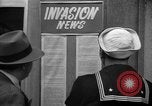 Standbild Nachrichten über die alliierte Invasion in der Normandie United States USA, 1944, aus Sekunde 19 historischem Filmmaterial Videoclip 65675051456