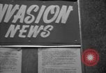 Standbild Nachrichten über die alliierte Invasion in der Normandie United States USA, 1944, aus Sekunde 25 historischem Filmmaterial Videoclip 65675051456