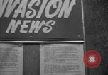 Standbild Nachrichten über die alliierte Invasion in der Normandie United States USA, 1944, aus Sekunde 26 historischem Filmmaterial Videoclip 65675051456