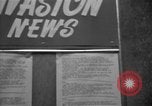 Standbild Nachrichten über die alliierte Invasion in der Normandie United States USA, 1944, aus Sekunde 27 historischem Filmmaterial Videoclip 65675051456