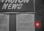 Standbild Nachrichten über die alliierte Invasion in der Normandie United States USA, 1944, aus Sekunde 28 historischem Filmmaterial Videoclip 65675051456