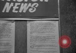 Standbild Nachrichten über die alliierte Invasion in der Normandie United States USA, 1944, aus Sekunde 29 historischem Filmmaterial Videoclip 65675051456