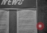 Standbild Nachrichten über die alliierte Invasion in der Normandie United States USA, 1944, aus Sekunde 30 historischem Filmmaterial Videoclip 65675051456