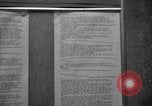Standbild Nachrichten über die alliierte Invasion in der Normandie United States USA, 1944, aus Sekunde 32 historischem Filmmaterial Videoclip 65675051456