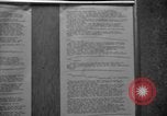 Standbild Nachrichten über die alliierte Invasion in der Normandie United States USA, 1944, aus Sekunde 33 historischem Filmmaterial Videoclip 65675051456