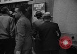 Standbild Nachrichten über die alliierte Invasion in der Normandie United States USA, 1944, aus Sekunde 44 historischem Filmmaterial Videoclip 65675051456