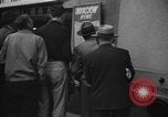 Standbild Nachrichten über die alliierte Invasion in der Normandie United States USA, 1944, aus Sekunde 46 historischem Filmmaterial Videoclip 65675051456