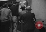 Standbild Nachrichten über die alliierte Invasion in der Normandie United States USA, 1944, aus Sekunde 48 historischem Filmmaterial Videoclip 65675051456