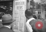 Standbild Nachrichten über die alliierte Invasion in der Normandie United States USA, 1944, aus Sekunde 49 historischem Filmmaterial Videoclip 65675051456