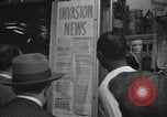 Standbild Nachrichten über die alliierte Invasion in der Normandie United States USA, 1944, aus Sekunde 54 historischem Filmmaterial Videoclip 65675051456