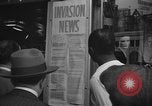 Standbild Nachrichten über die alliierte Invasion in der Normandie United States USA, 1944, aus Sekunde 55 historischem Filmmaterial Videoclip 65675051456