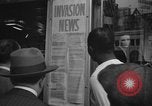 Standbild Nachrichten über die alliierte Invasion in der Normandie United States USA, 1944, aus Sekunde 56 historischem Filmmaterial Videoclip 65675051456