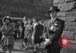 Immagine di Articoli di giornale sull'invasione alleata della Francia nel giorno del D-Day New York City USA, 1944, secondo 8 filmato di repertorio 65675051458