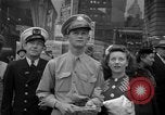 Immagine di Articoli di giornale sull'invasione alleata della Francia nel giorno del D-Day New York City USA, 1944, secondo 15 filmato di repertorio 65675051458