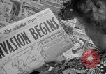 Immagine di Articoli di giornale sull'invasione alleata della Francia nel giorno del D-Day New York City USA, 1944, secondo 16 filmato di repertorio 65675051458