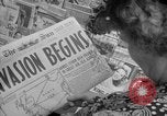 Immagine di Articoli di giornale sull'invasione alleata della Francia nel giorno del D-Day New York City USA, 1944, secondo 17 filmato di repertorio 65675051458