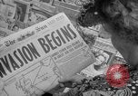 Immagine di Articoli di giornale sull'invasione alleata della Francia nel giorno del D-Day New York City USA, 1944, secondo 18 filmato di repertorio 65675051458