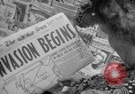 Immagine di Articoli di giornale sull'invasione alleata della Francia nel giorno del D-Day New York City USA, 1944, secondo 19 filmato di repertorio 65675051458