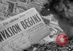 Immagine di Articoli di giornale sull'invasione alleata della Francia nel giorno del D-Day New York City USA, 1944, secondo 20 filmato di repertorio 65675051458