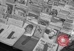 Immagine di Articoli di giornale sull'invasione alleata della Francia nel giorno del D-Day New York City USA, 1944, secondo 22 filmato di repertorio 65675051458