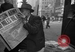 Immagine di Articoli di giornale sull'invasione alleata della Francia nel giorno del D-Day New York City USA, 1944, secondo 56 filmato di repertorio 65675051458