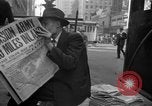 Immagine di Articoli di giornale sull'invasione alleata della Francia nel giorno del D-Day New York City USA, 1944, secondo 57 filmato di repertorio 65675051458