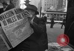 Immagine di Articoli di giornale sull'invasione alleata della Francia nel giorno del D-Day New York City USA, 1944, secondo 60 filmato di repertorio 65675051458