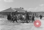 Image américains Traiter les civils blessés Okinawa îles Ryukyu, 1945, de la seconde 6 séquences d'archives historiques vidéo 65675051474