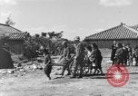 Image américains Traiter les civils blessés Okinawa îles Ryukyu, 1945, de la seconde 11 séquences d'archives historiques vidéo 65675051474