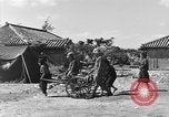 Image américains Traiter les civils blessés Okinawa îles Ryukyu, 1945, de la seconde 13 séquences d'archives historiques vidéo 65675051474