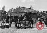 Image américains Traiter les civils blessés Okinawa îles Ryukyu, 1945, de la seconde 20 séquences d'archives historiques vidéo 65675051474