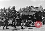 Image américains Traiter les civils blessés Okinawa îles Ryukyu, 1945, de la seconde 24 séquences d'archives historiques vidéo 65675051474